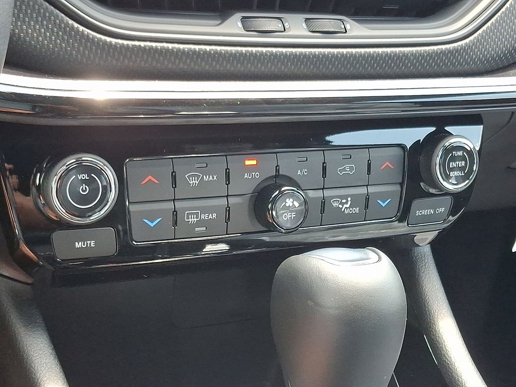 Vehicle image 17 of 21