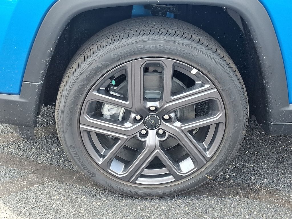 Vehicle image 8 of 21