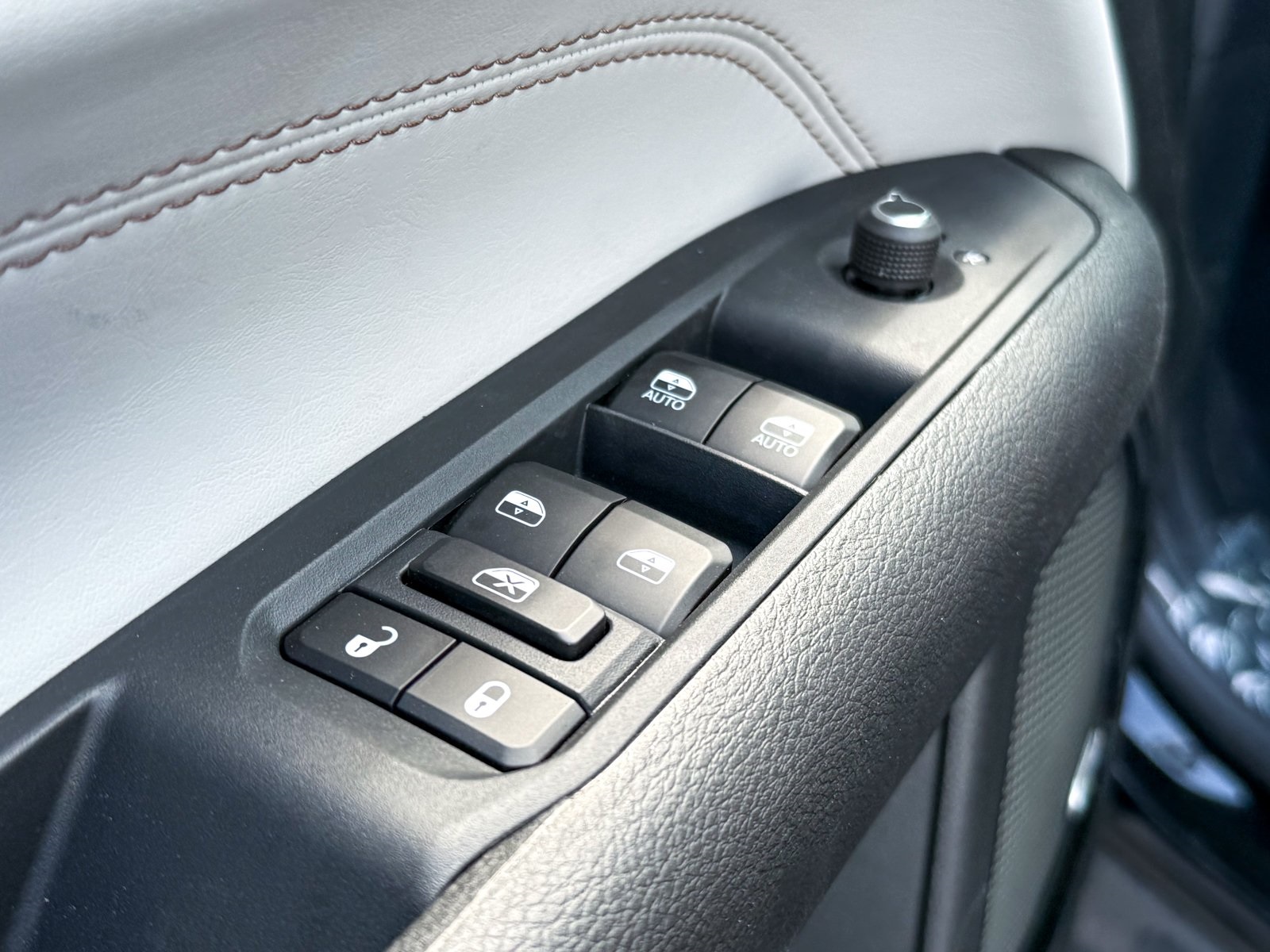 Vehicle image 27 of 39