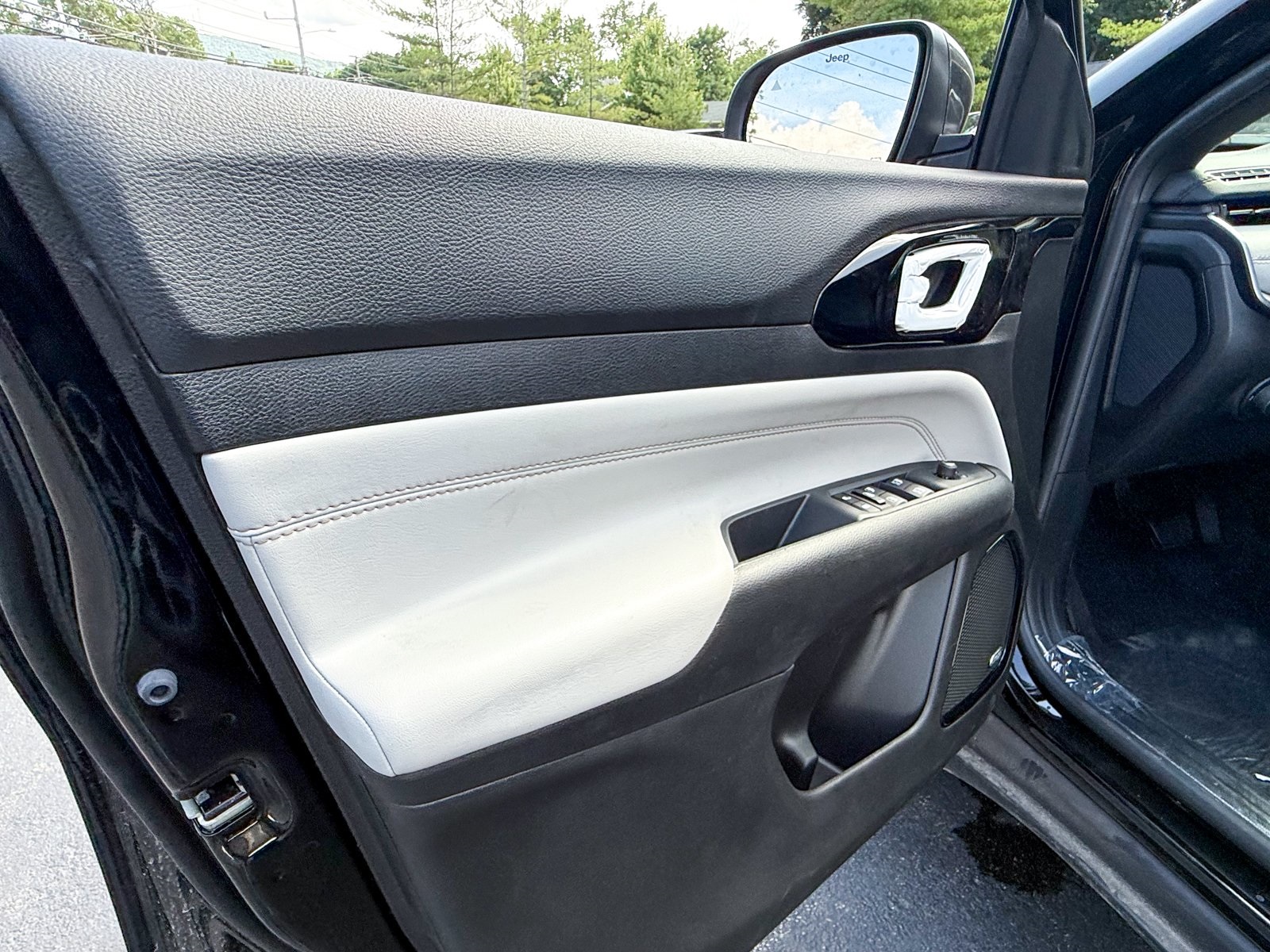 Vehicle image 23 of 39