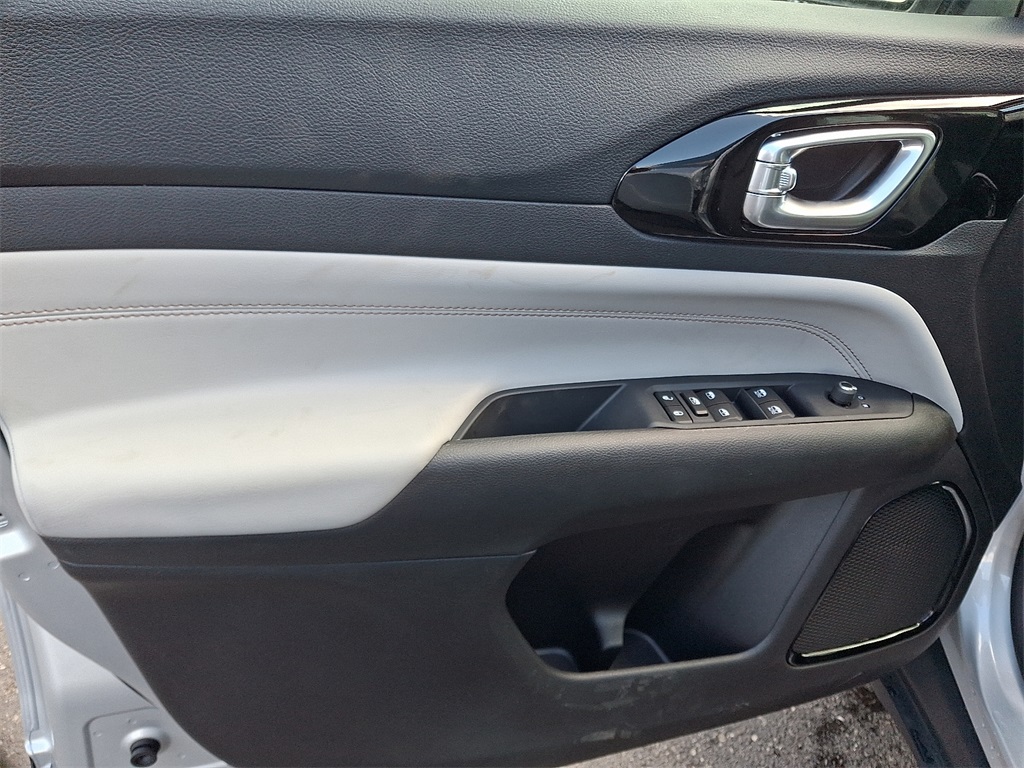 Vehicle image 10 of 21