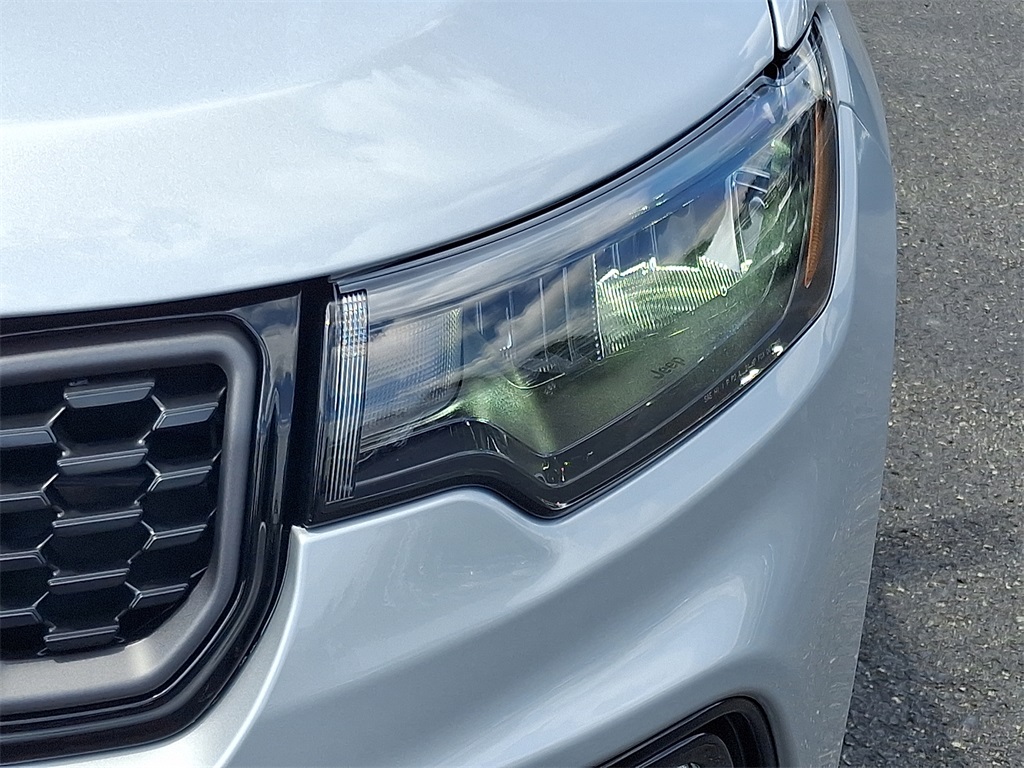 Vehicle image 18 of 21