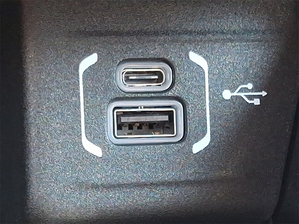 Vehicle image 14 of 21