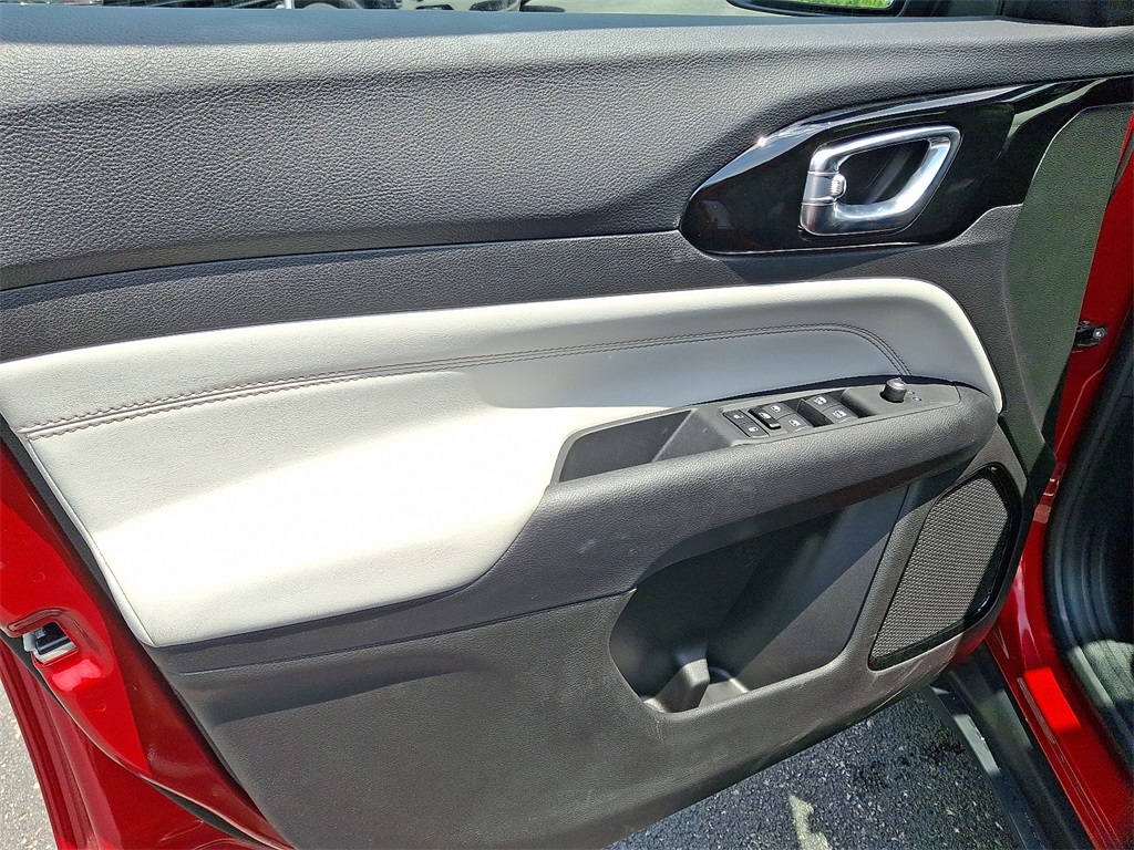 Vehicle image 16 of 21