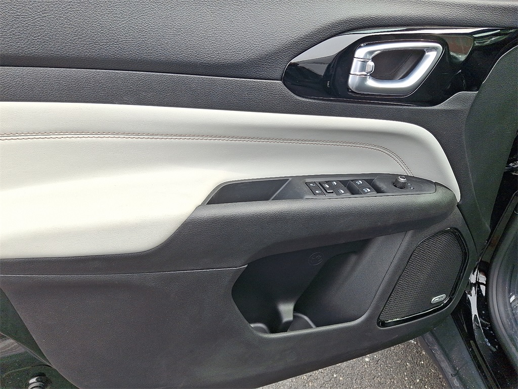 Vehicle image 12 of 22