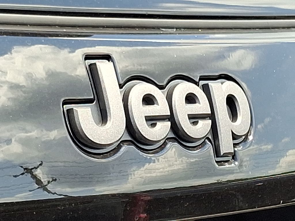 Vehicle image 17 of 21