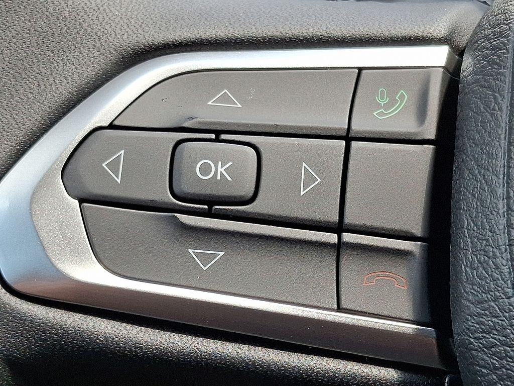 Vehicle image 13 of 21
