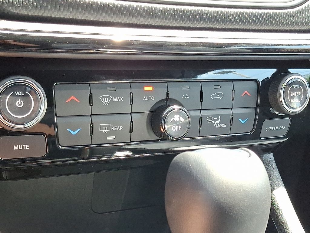 Vehicle image 12 of 21