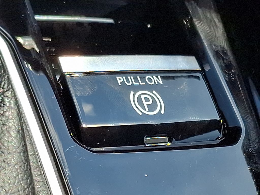 Vehicle image 16 of 21