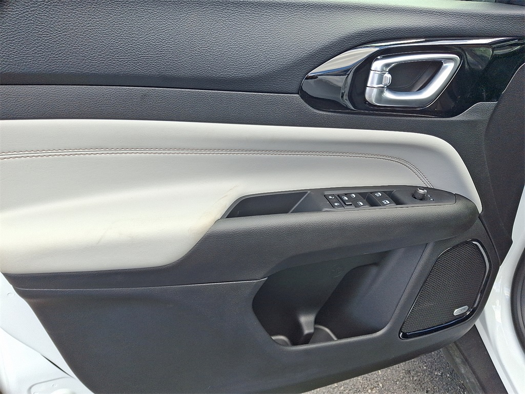 Vehicle image 12 of 22