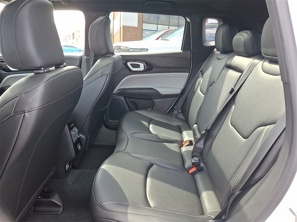 Vehicle image 10 of 22