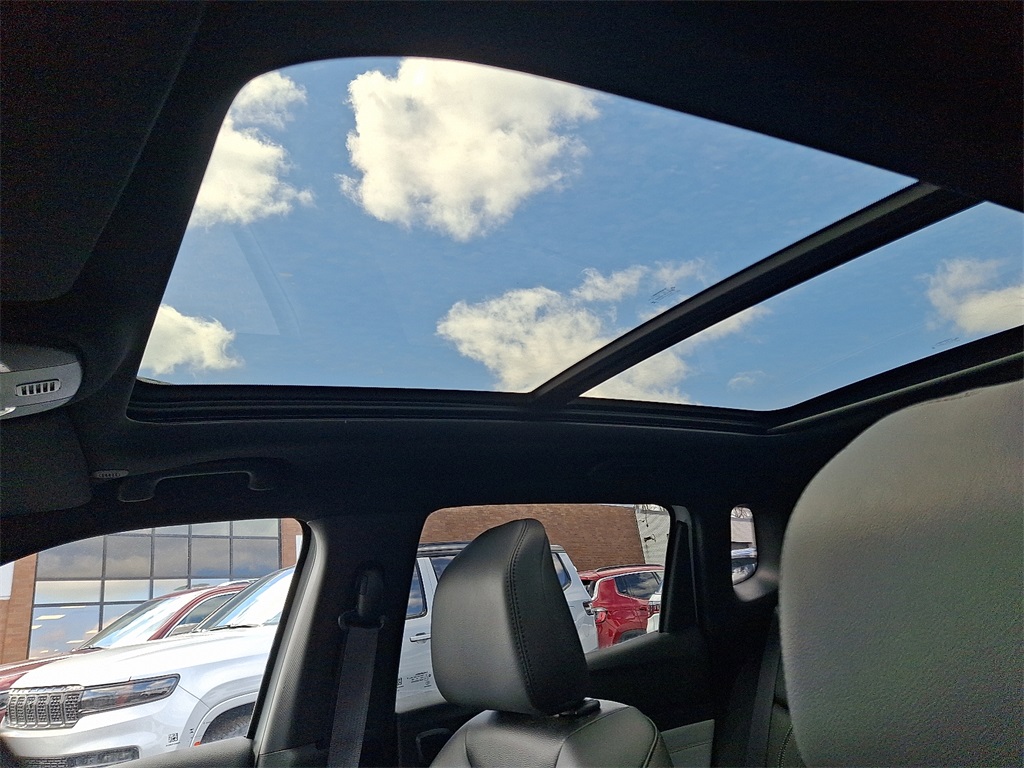 Vehicle image 14 of 22
