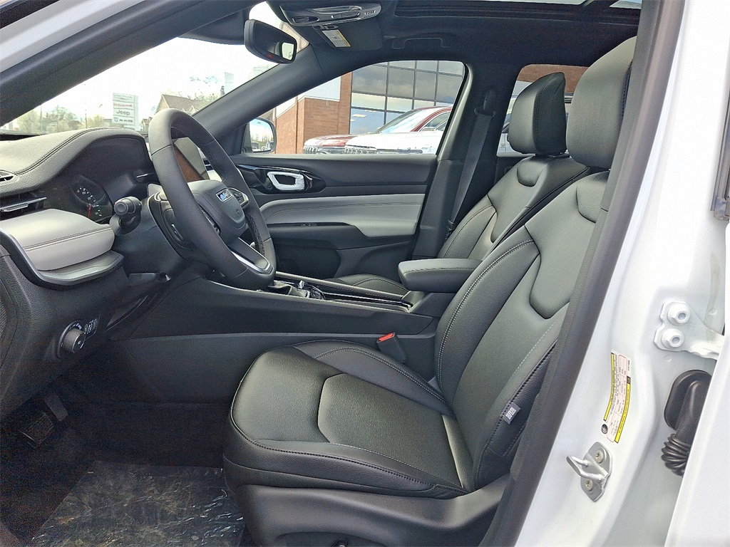 Vehicle image 13 of 22