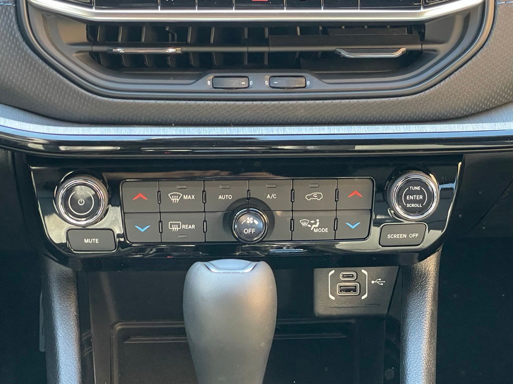 Vehicle image 13 of 18