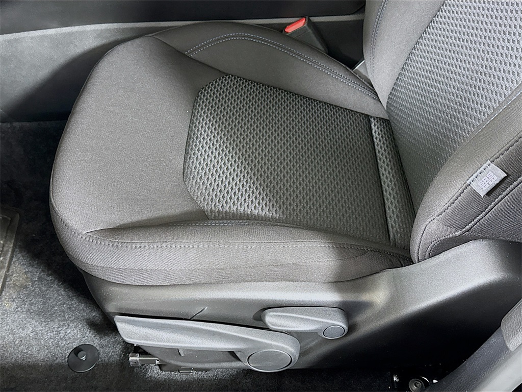 Vehicle image 18 of 29