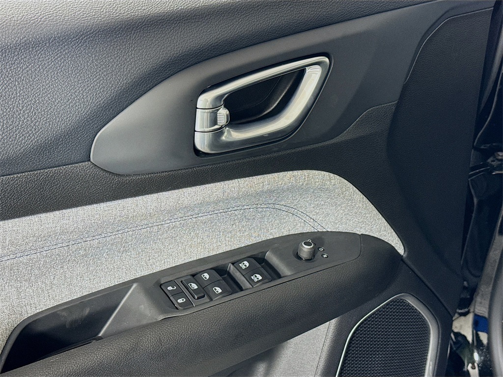 Vehicle image 17 of 29