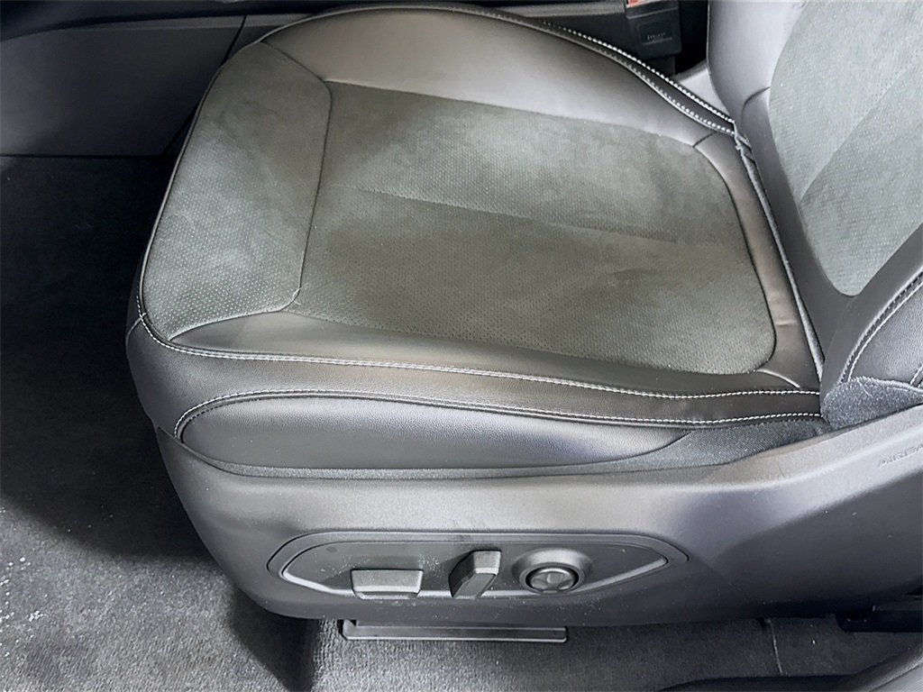 Vehicle image 17 of 30