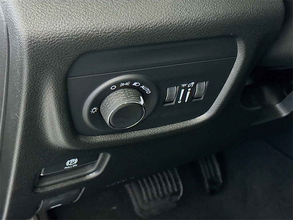 Vehicle image 10 of 30