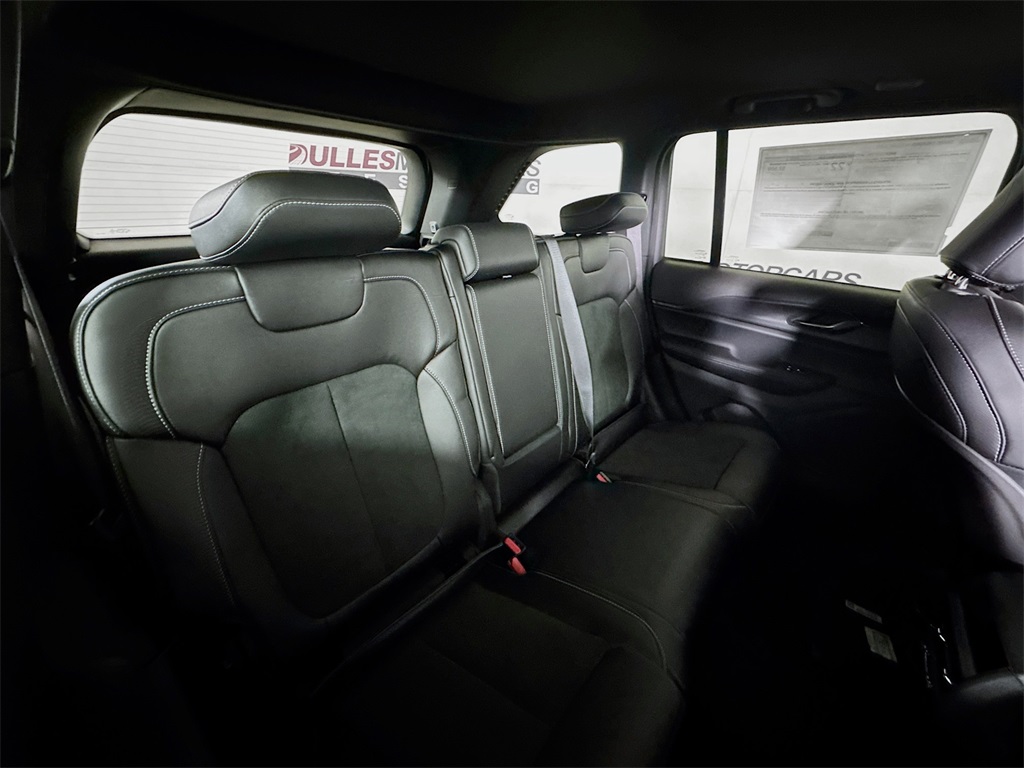 Vehicle image 25 of 30