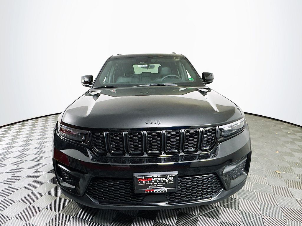 2025 Jeep Grand Cherokee Altitude X Image 2 of 28
