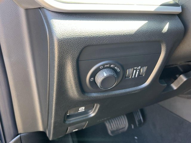 Vehicle image 17 of 21
