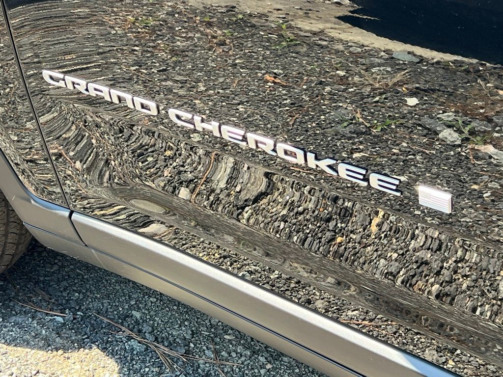 Vehicle image 25 of 30