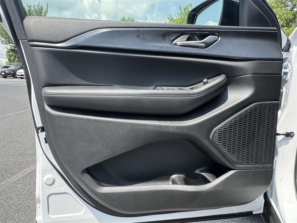 Vehicle image 23 of 30
