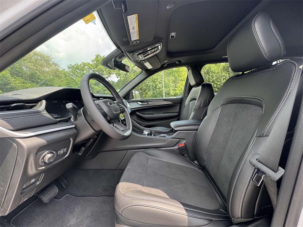 Vehicle image 16 of 30