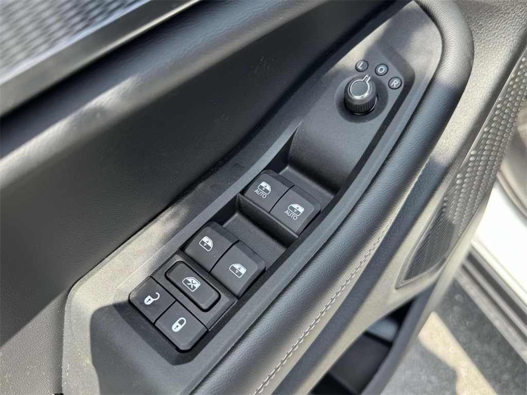 Vehicle image 28 of 30