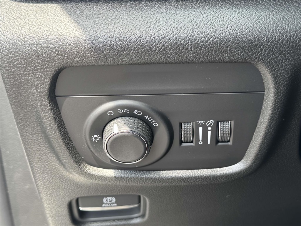 Vehicle image 24 of 30