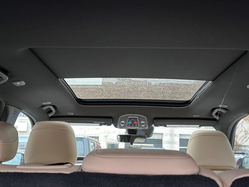 Vehicle image 7 of 21