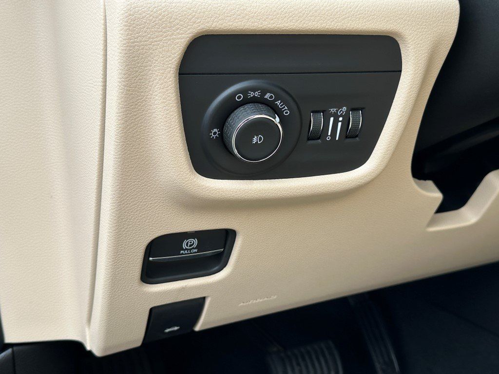 Vehicle image 14 of 21