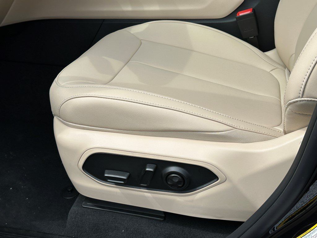Vehicle image 13 of 21