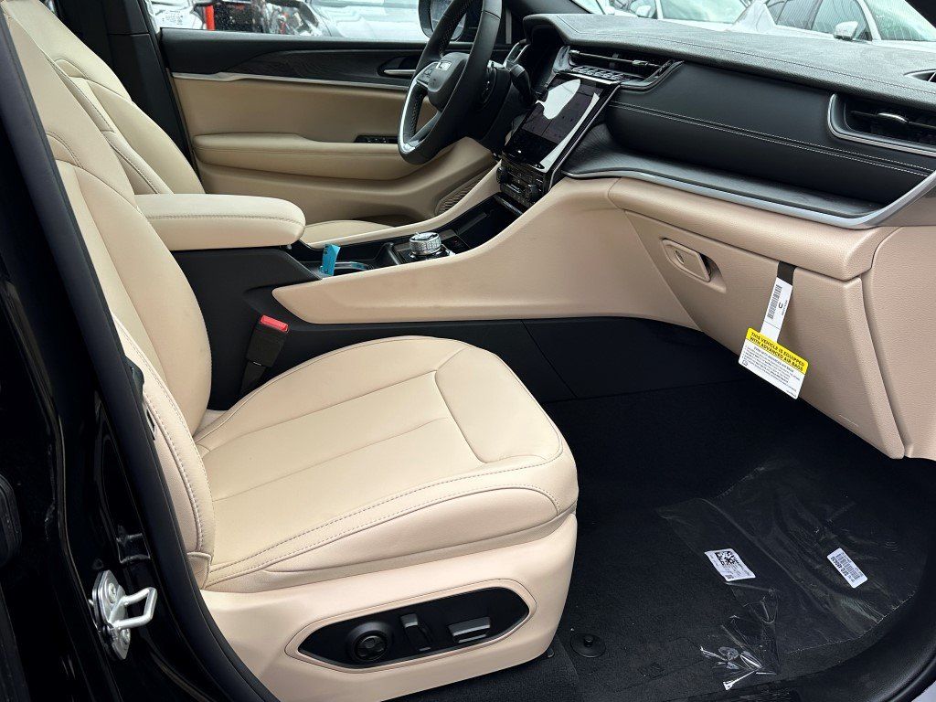 Vehicle image 8 of 21