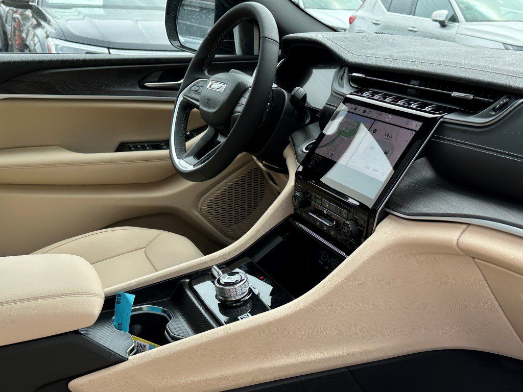 Vehicle image 9 of 21