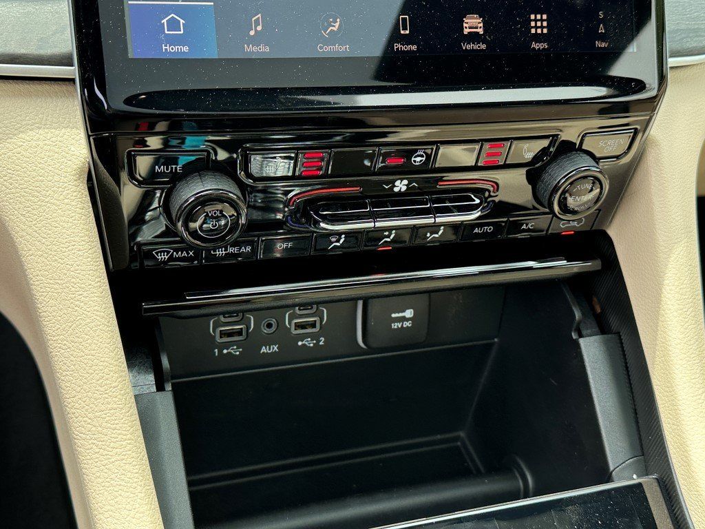 Vehicle image 17 of 21