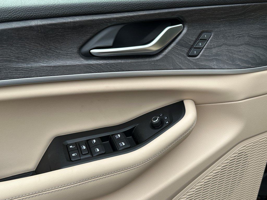 Vehicle image 11 of 21
