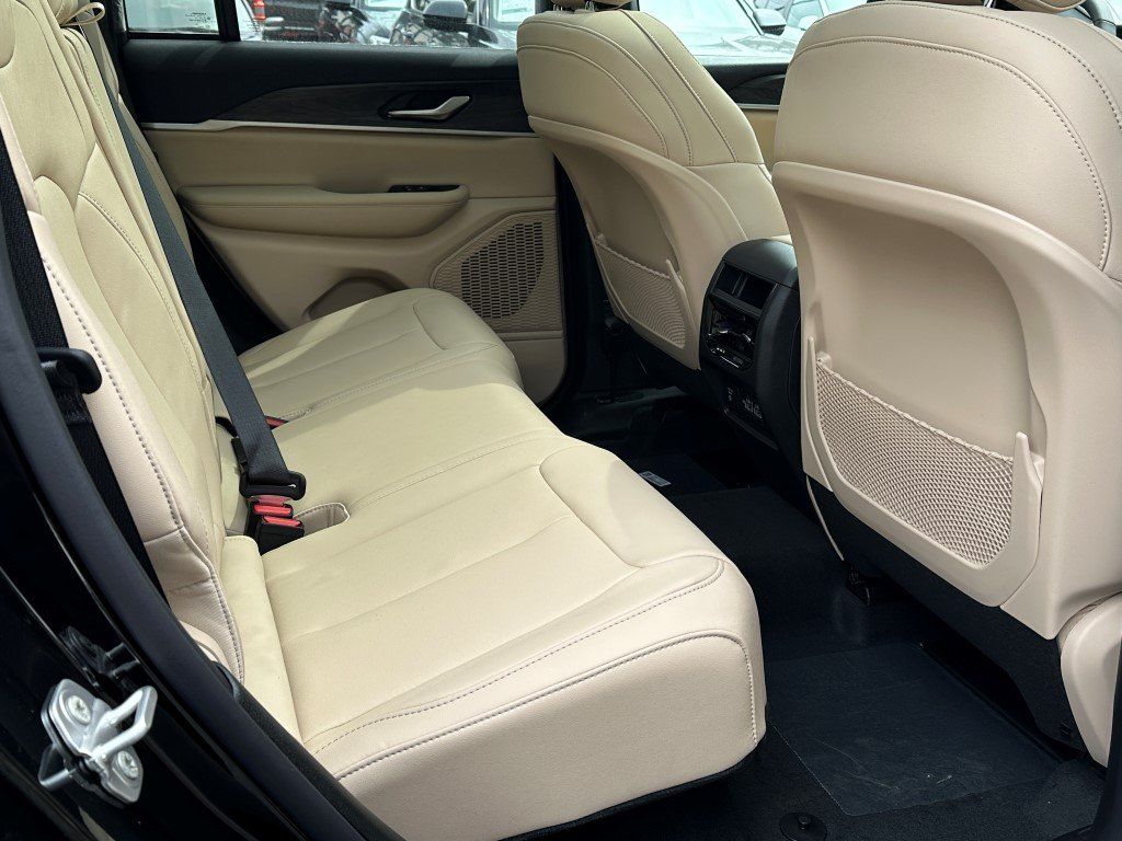 Vehicle image 10 of 21