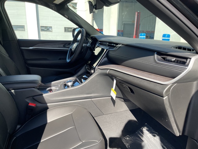 2025 Jeep Grand Cherokee Limited Image 17 of 21