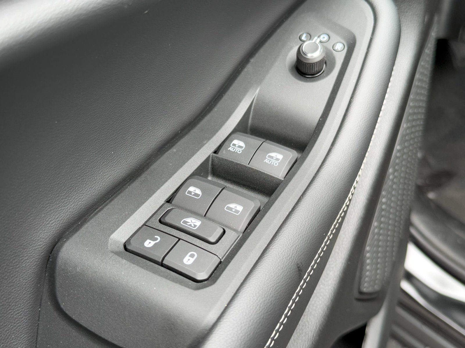 Vehicle image 14 of 39
