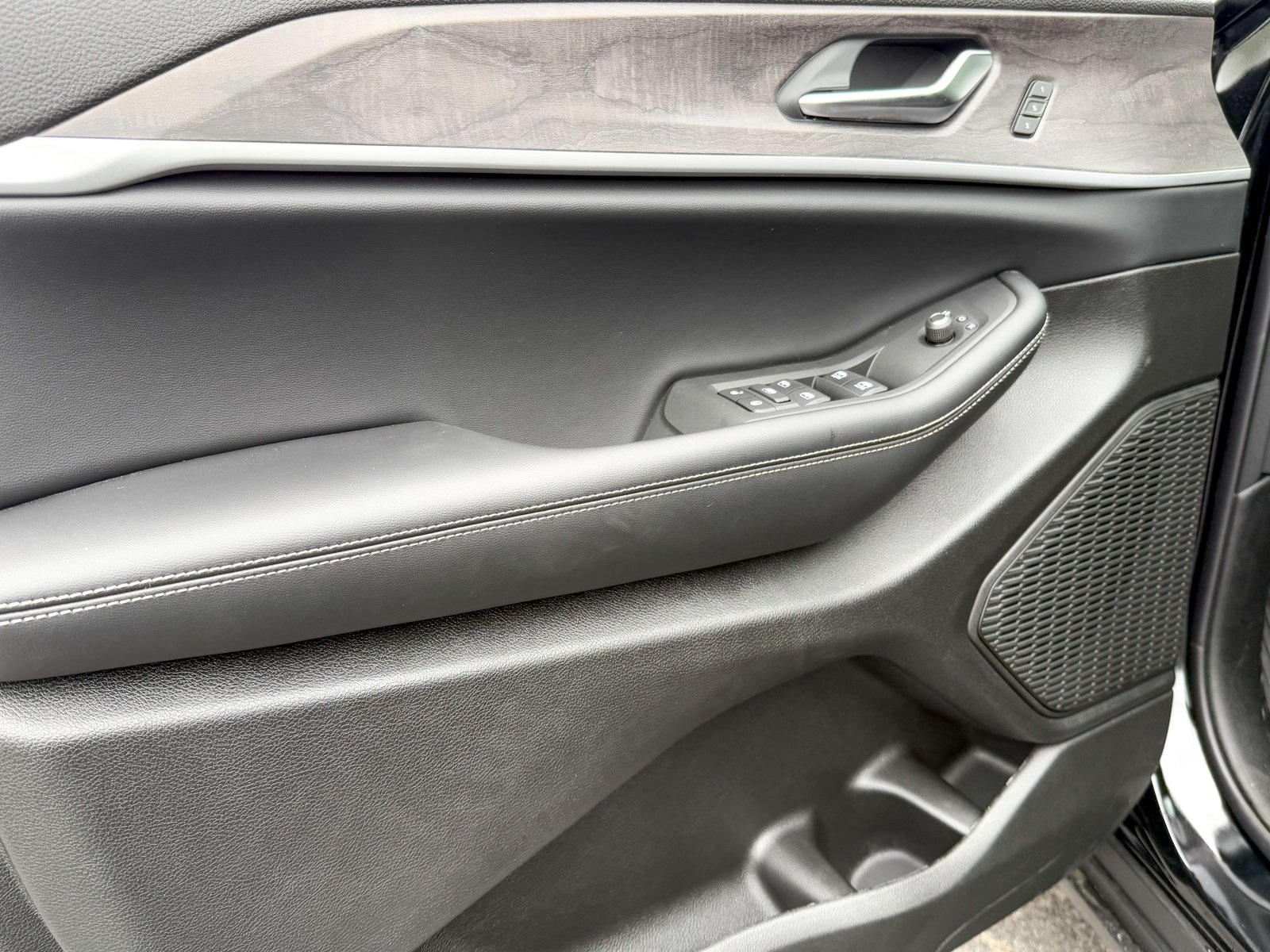 Vehicle image 13 of 39