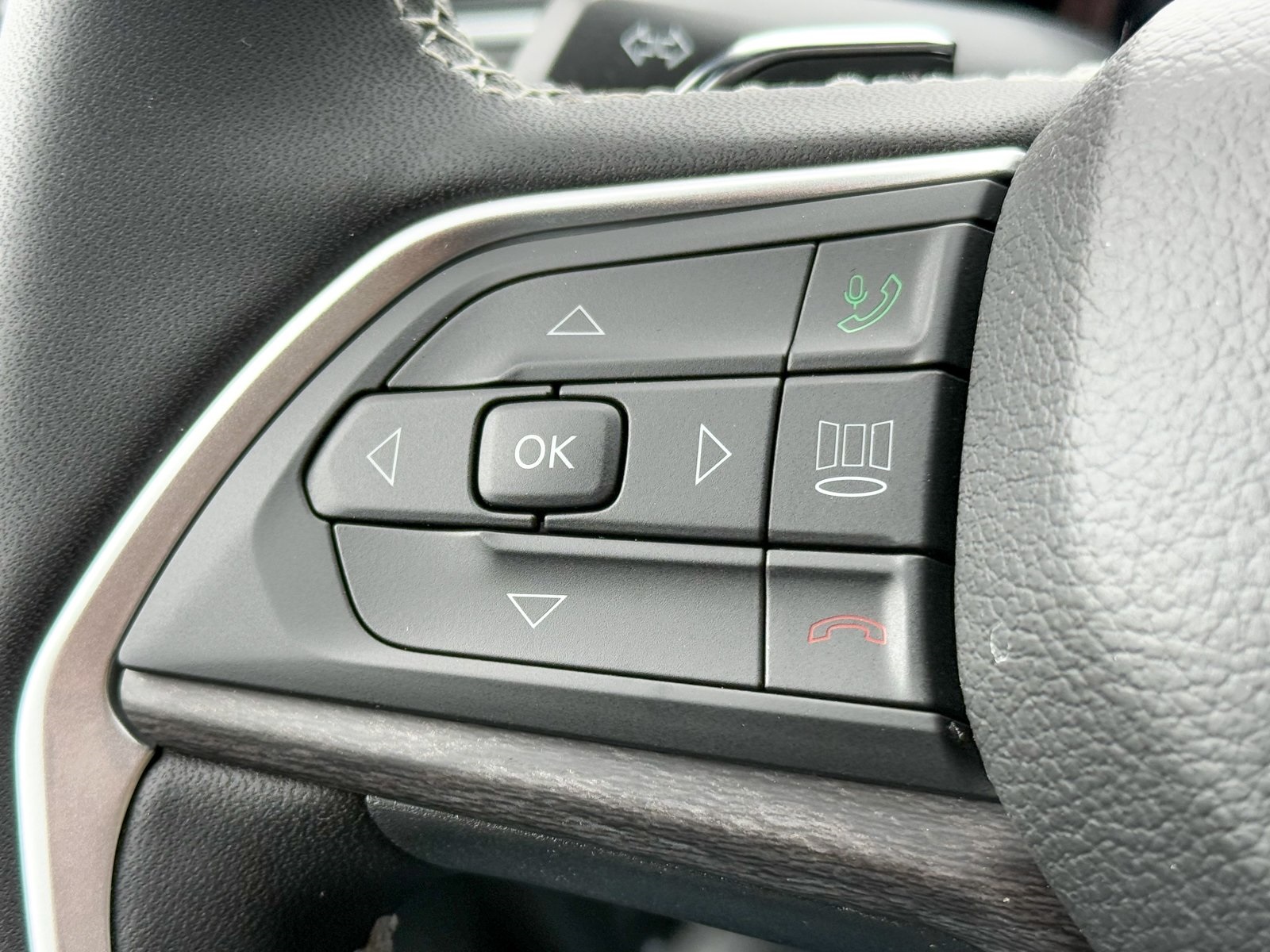 Vehicle image 25 of 39