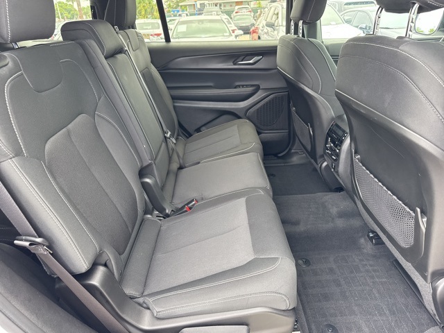 Vehicle image 10 of 33
