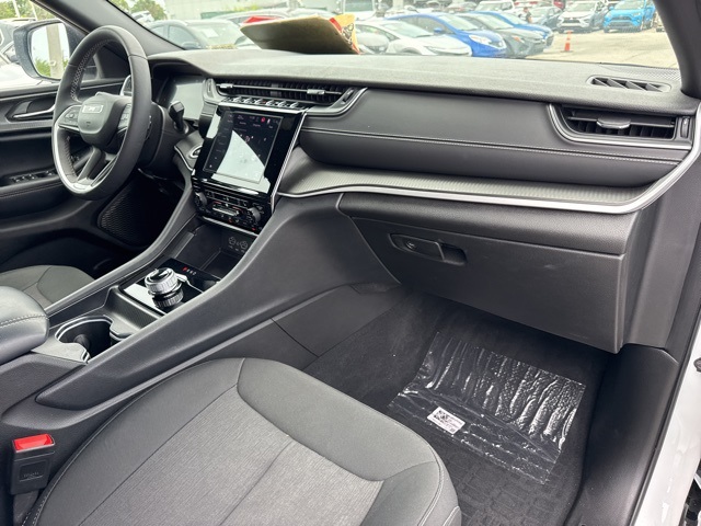 Vehicle image 16 of 33