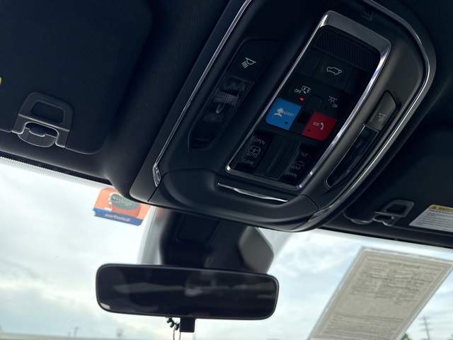 Vehicle image 32 of 33