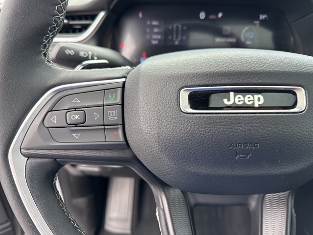 Vehicle image 28 of 33