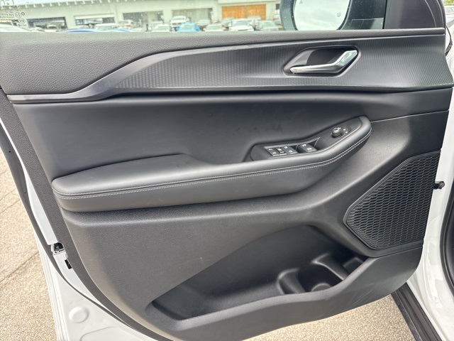 Vehicle image 23 of 33