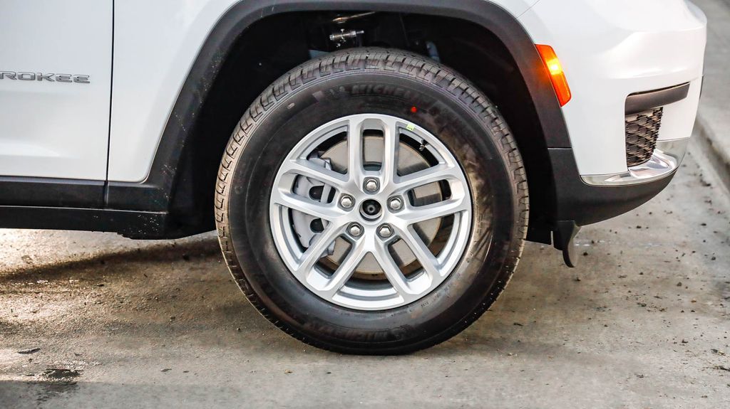 2025 Jeep Grand Cherokee L Laredo X Image 10 of 30