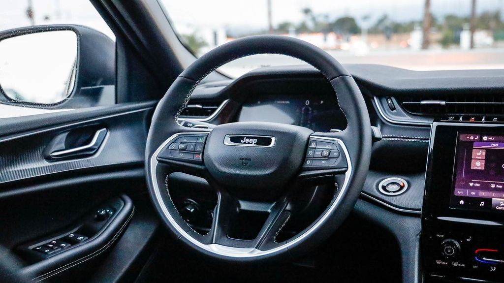 2025 Jeep Grand Cherokee L Laredo X Image 18 of 30