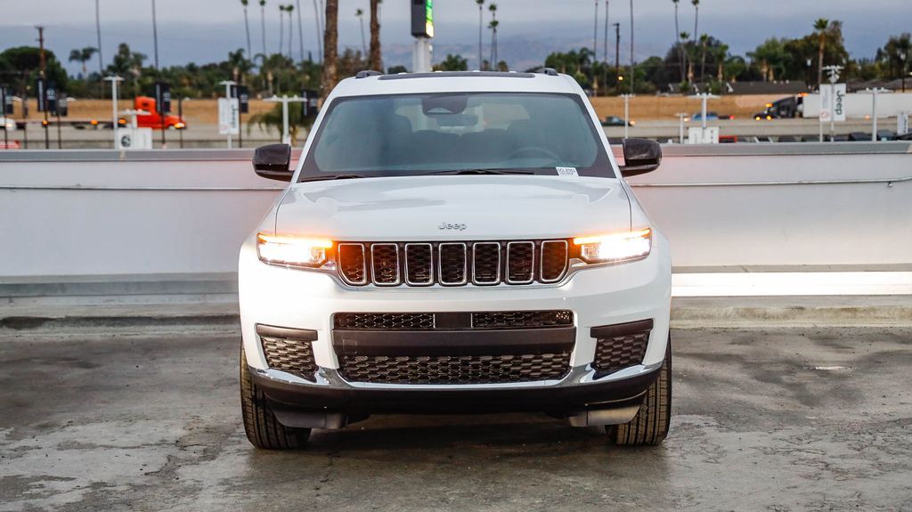 2025 Jeep Grand Cherokee L Laredo X Image 2 of 30